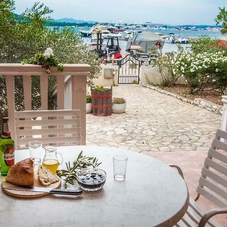 Mudronja 아파트 *